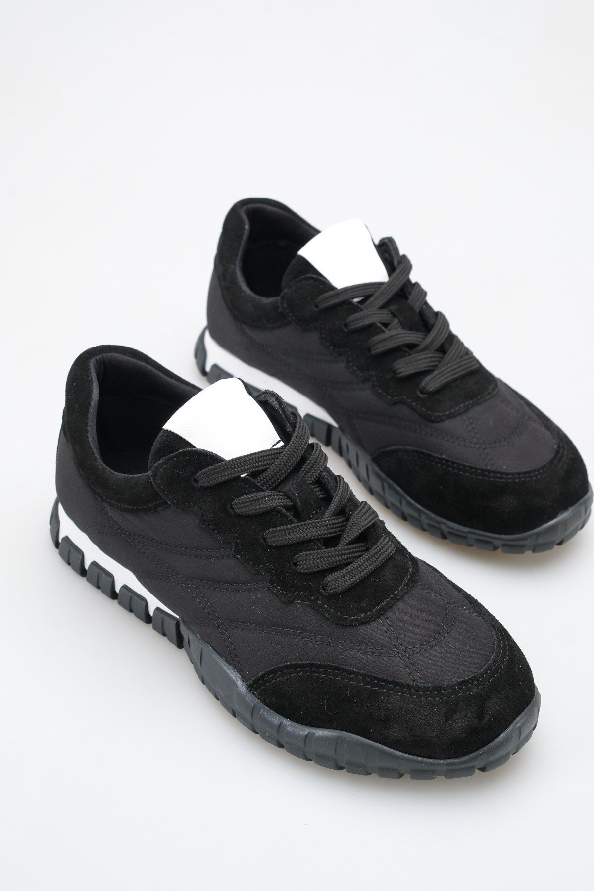 MUNA SNEAKERS