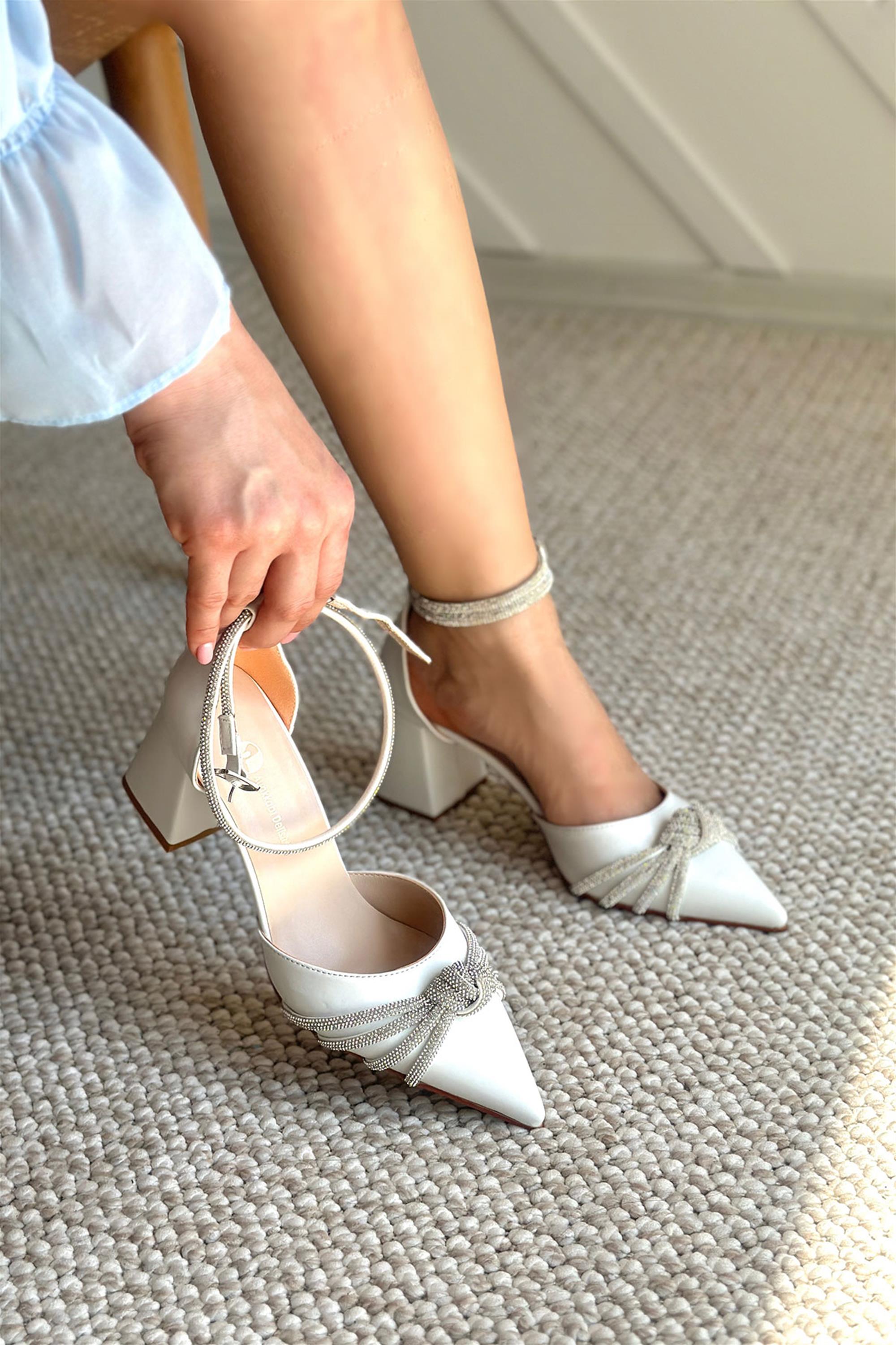 Nariya Beyaz Deri Kısa Kalın Topuklu Taşlı Kadın Stiletto Ayakkabı