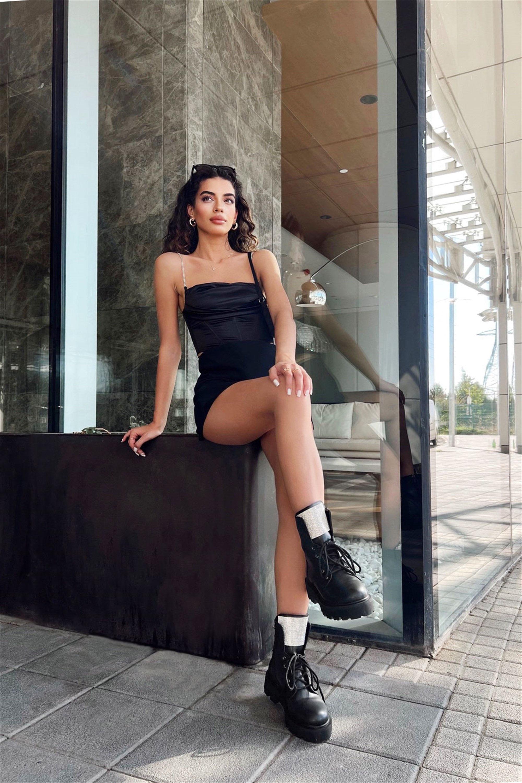 Rasiv Siyah Taşlı Postal Bot