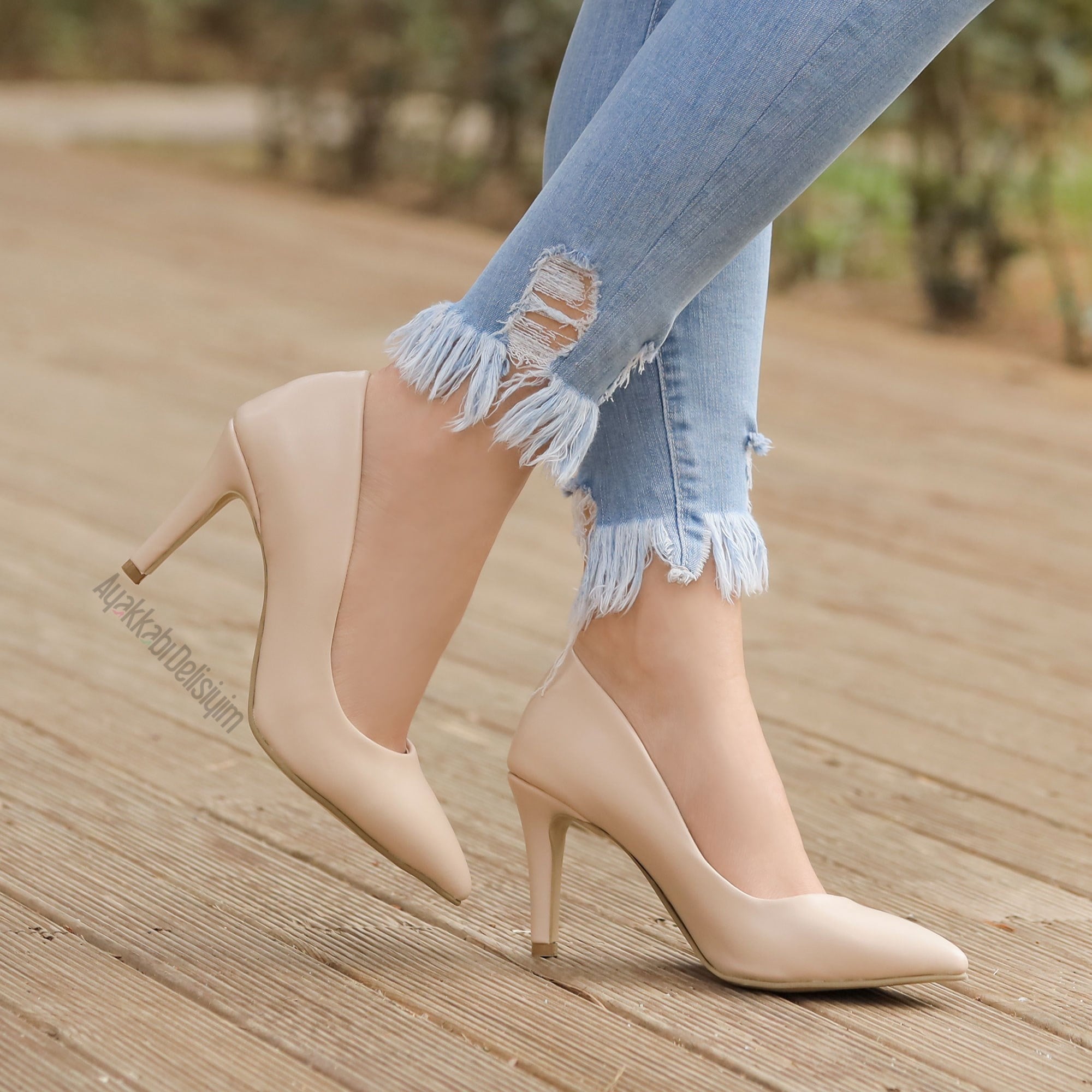 Sani Ten Rengi Kısa Topuklu Stiletto