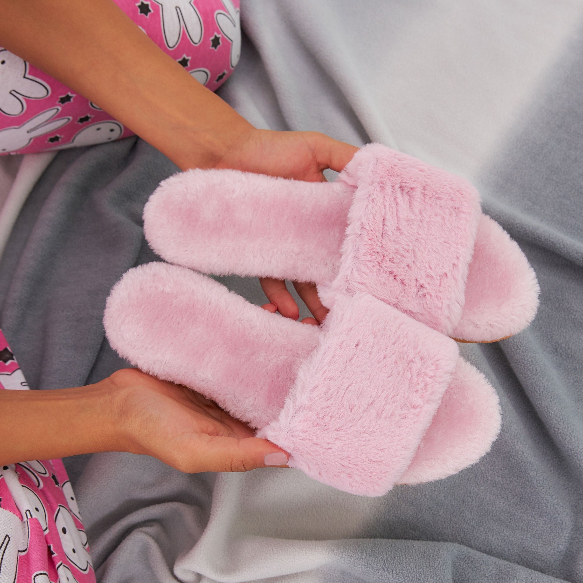 Sivta Pembe Tüylü Peluş Terlik