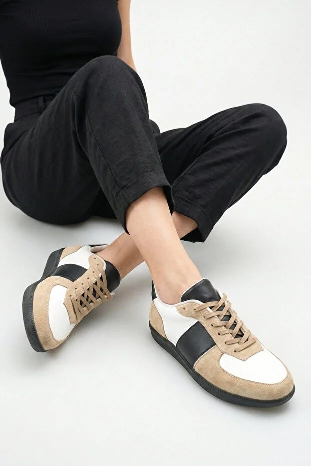 SNEAK SNEAKERS