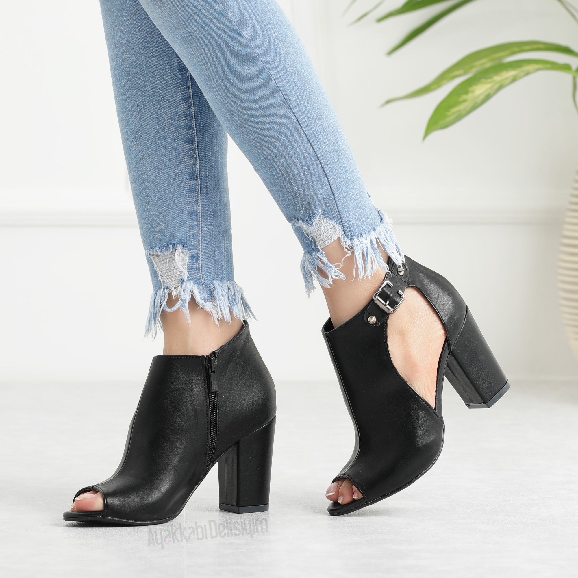 Zevan Siyah Kısa Topuklu Bootie
