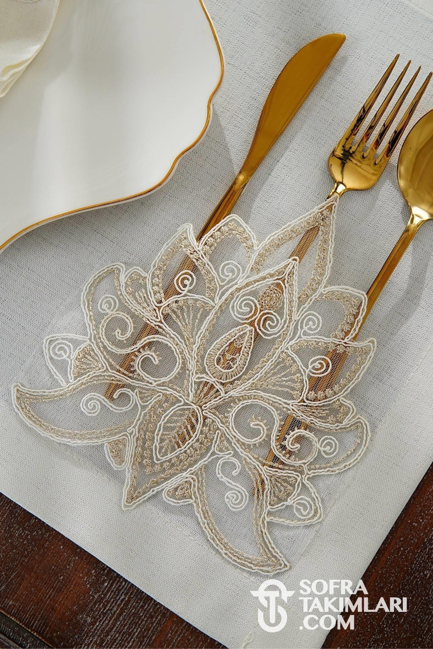 Anka Model Peçeteli Amerikan Servis Seti - Gold Dantel - Kırık Beyaz Kumaş