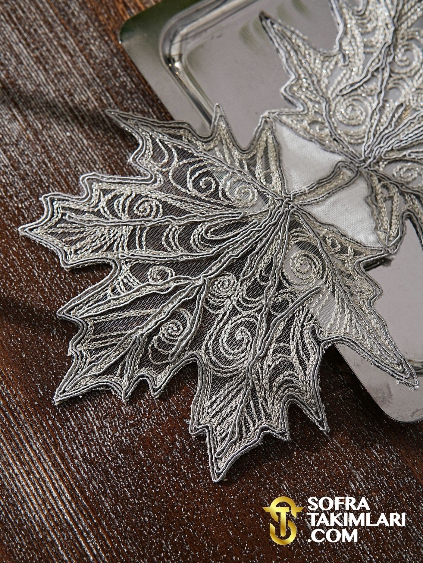 Çınar Model Tepsi Örtüsü - Gümüş Dantelli