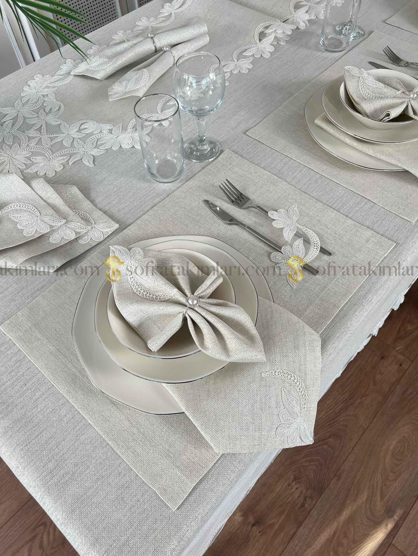 Dina Model Lüx 38 Parça Sofra Takımı Amerikan Servisli Set - Kırık Beyaz Dantelli - Işıltılı Taş Rengi Kumaş