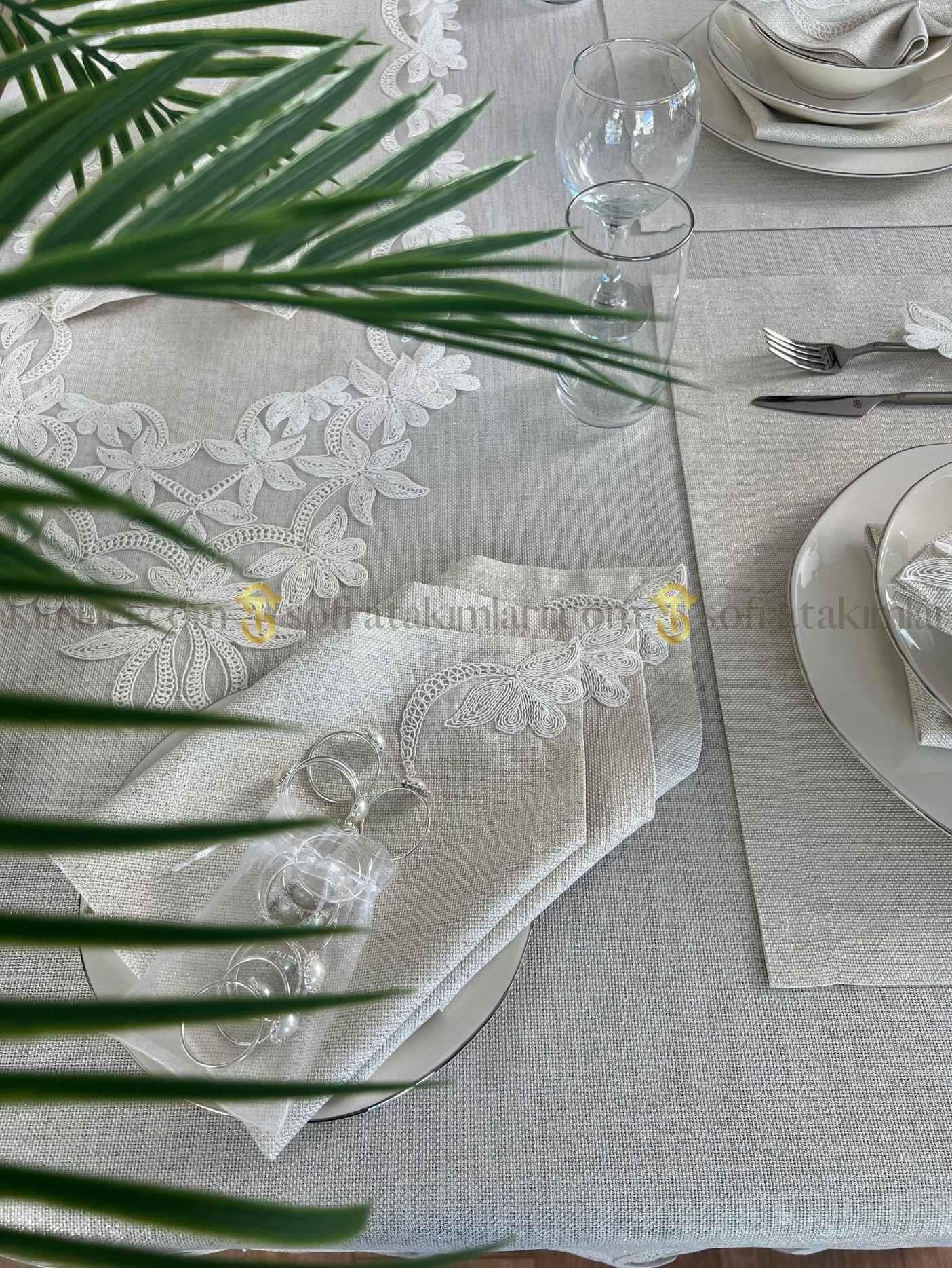 Dina Model Lüx 38 Parça Sofra Takımı Amerikan Servisli Set - Kırık Beyaz Dantelli - Işıltılı Taş Rengi Kumaş