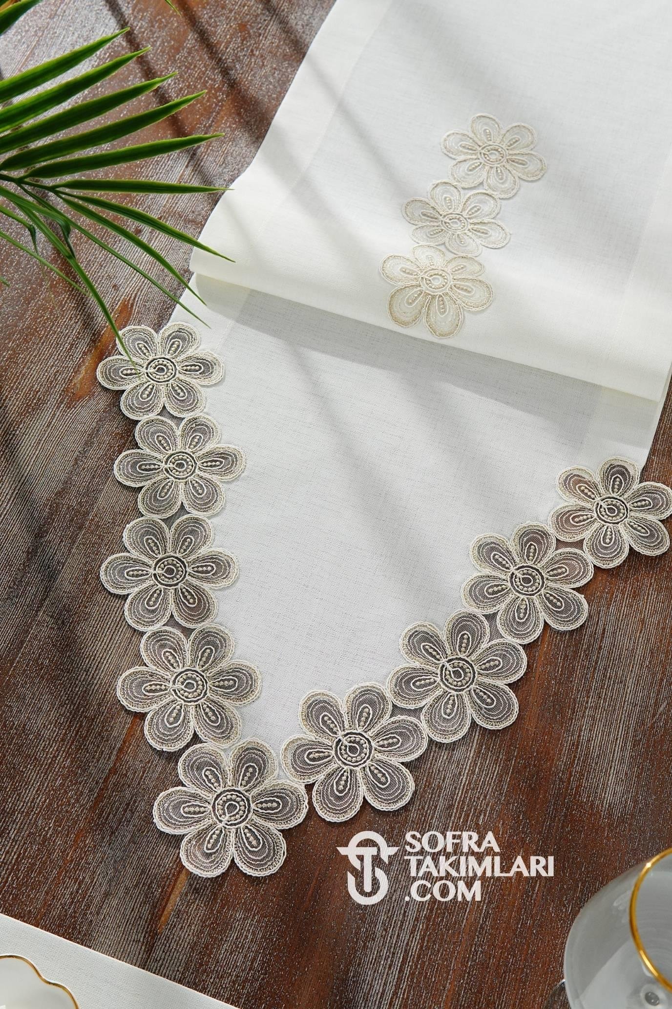 Fonya Model Peçeteli Amerikan Servis Seti - Gold Dantel - Kırık Beyaz Kumaş