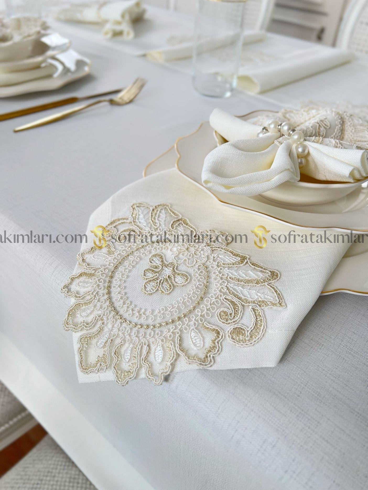 Şahmeran Model Eko Sofra Takımı 26 Parça Set - Gold Dantelli - Kırık Beyaz Kumaş