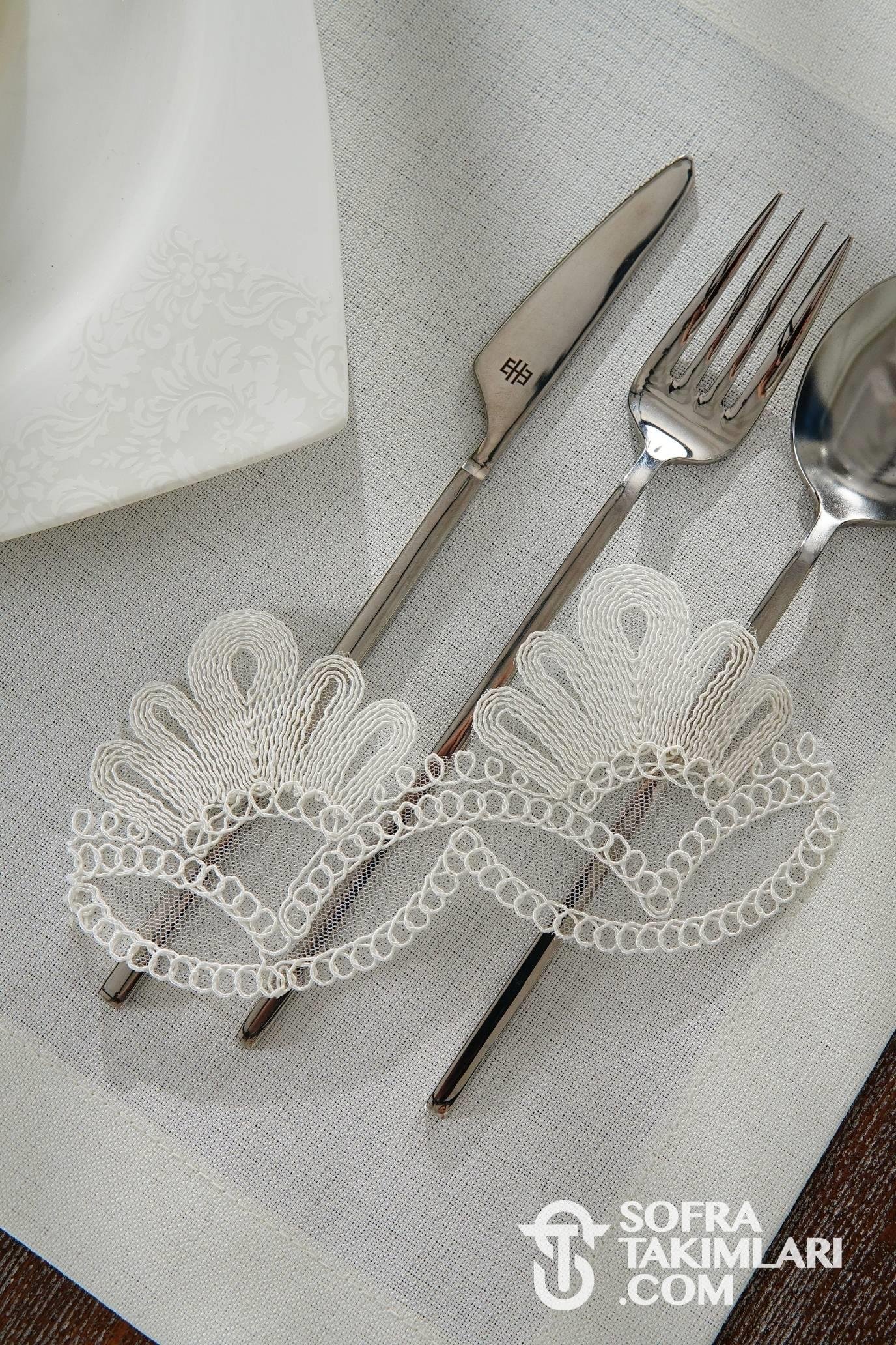 Sofia Model Peçeteli Amerikan Servis Seti - Kırık Beyaz Dantel - Kırık Beyaz Kumaş