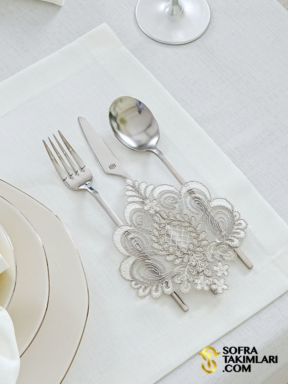 Valentino Model Lüx 38 Parça Sofra Takımı Amerikan Servisli Set - Gri Dantelli - Kırık Beyaz Kumaş 