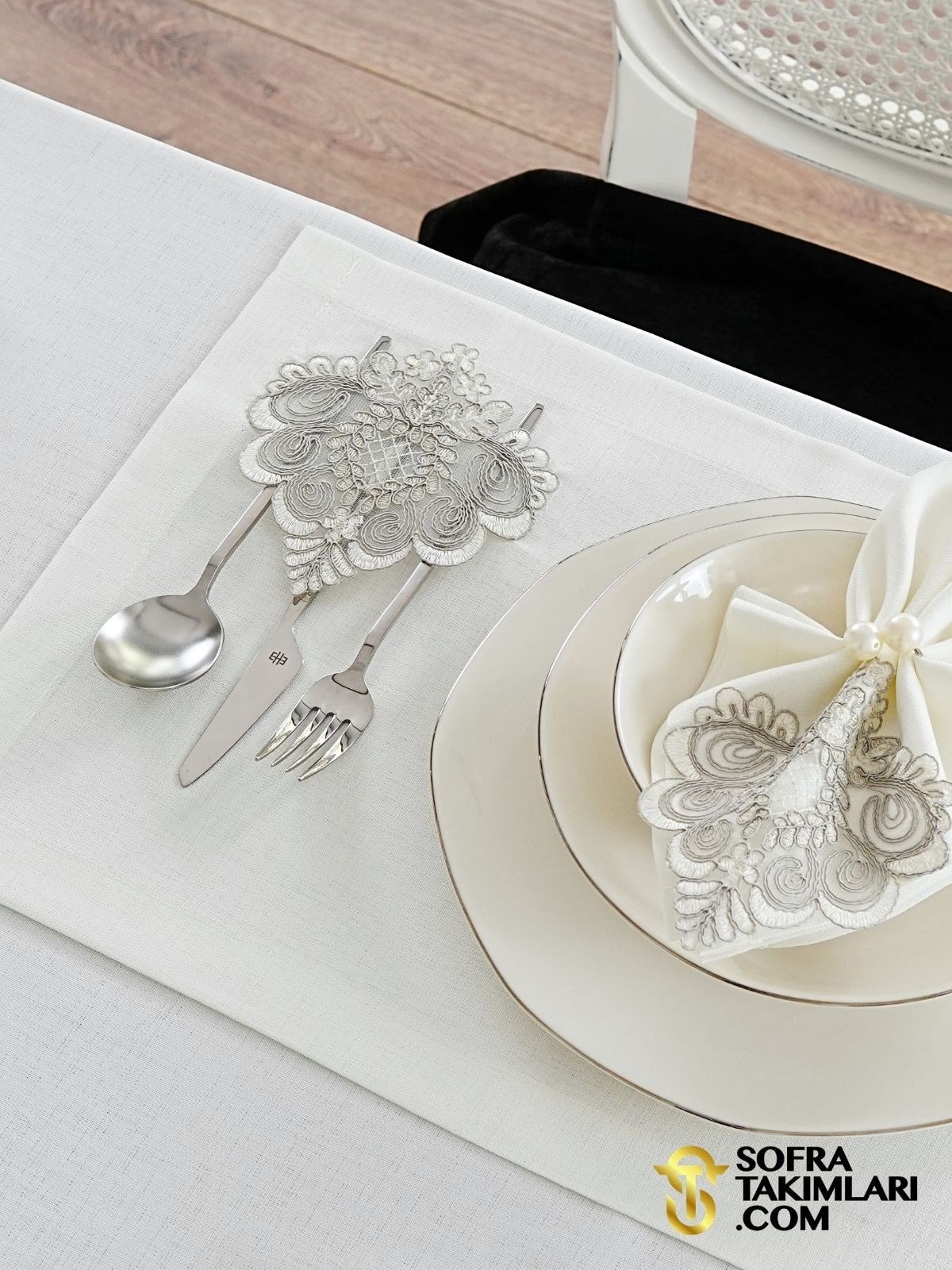 Valentino Model Lüx 38 Parça Sofra Takımı Amerikan Servisli Set - Gri Dantelli - Kırık Beyaz Kumaş 