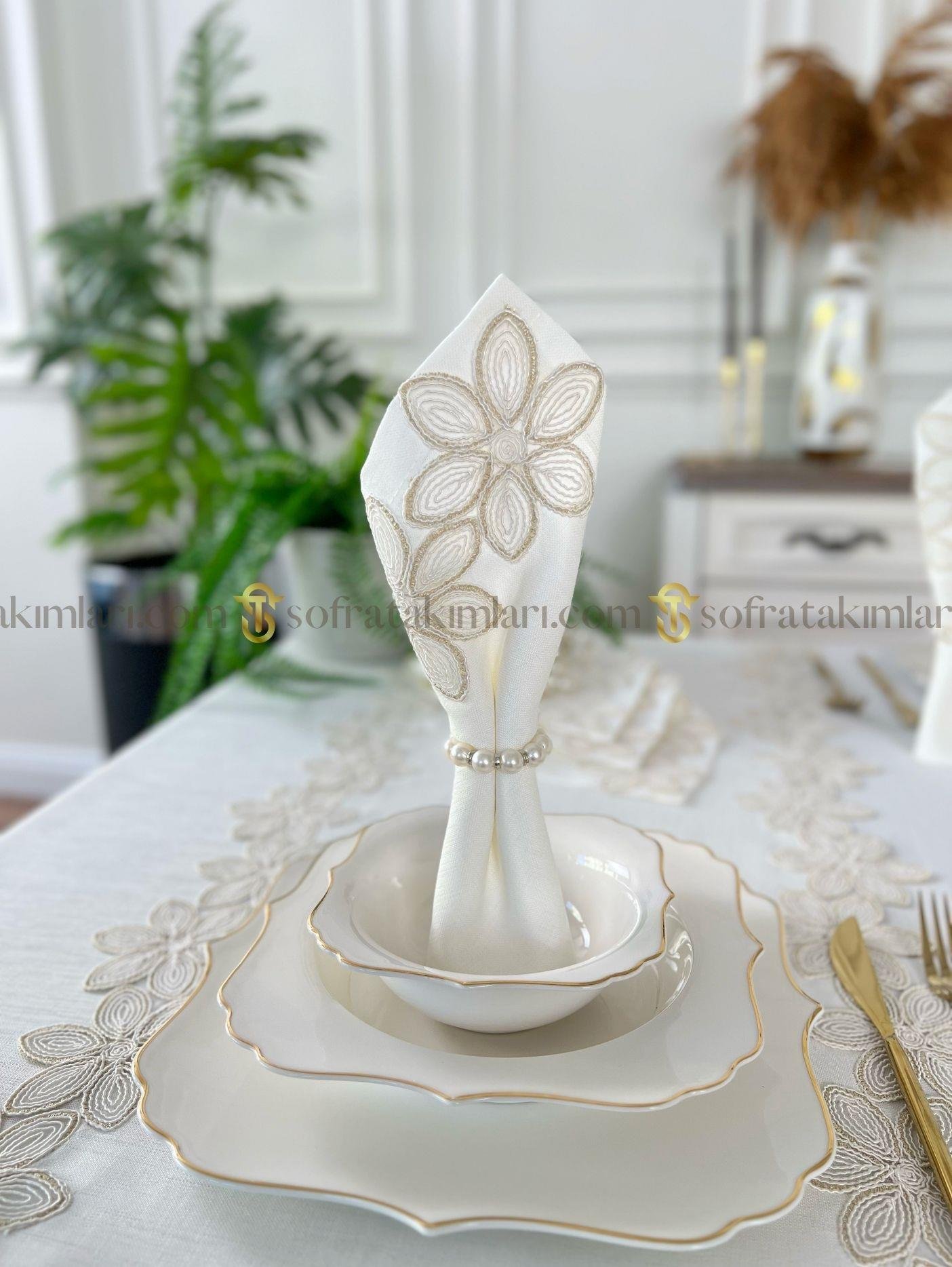 Zenya Model Lüx Sofra Takımı - 26 Parça - Gold Dantelli - Kırık Beyaz Kumaş