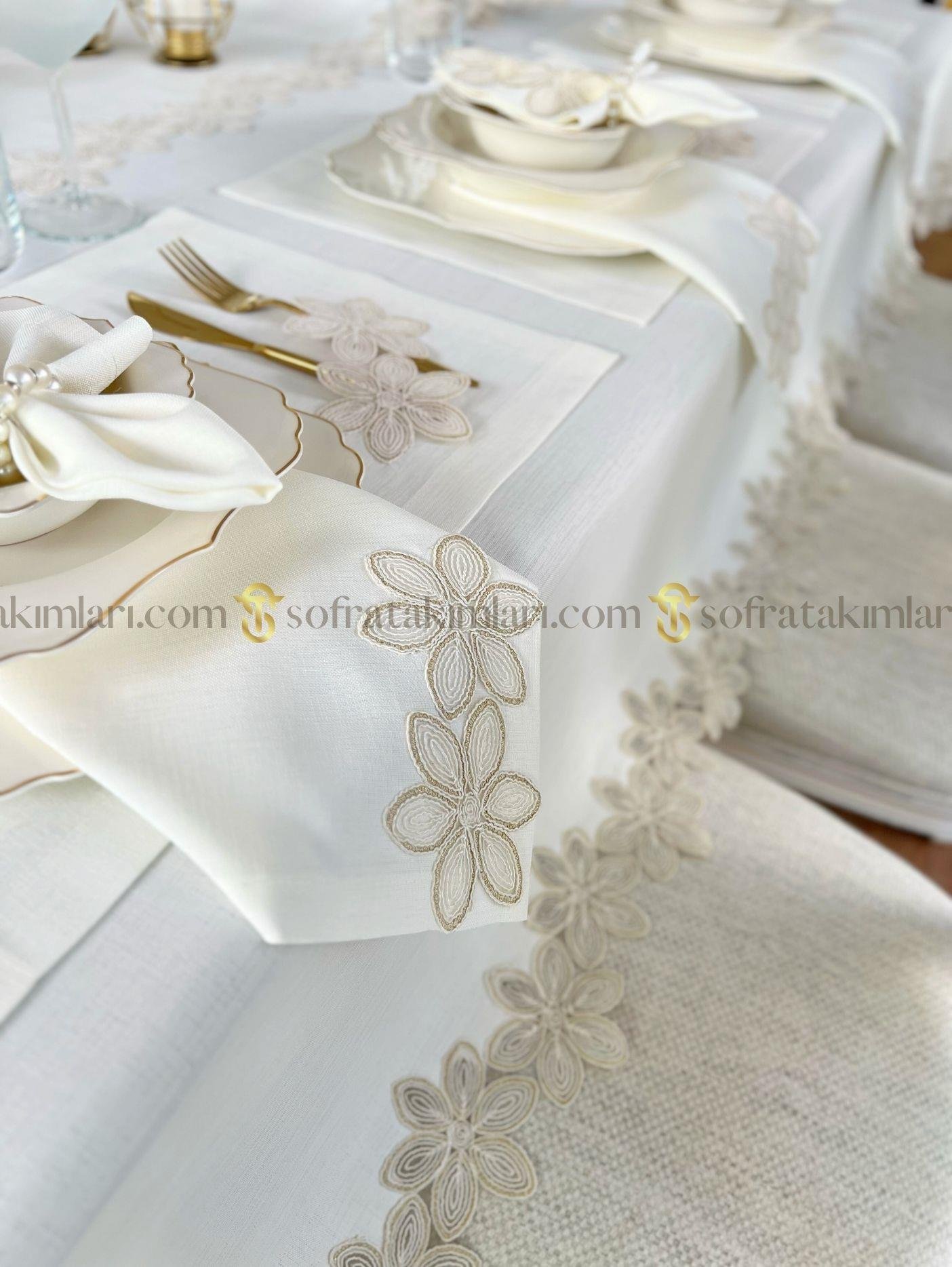 Zenya Model Lüx Sofra Takımı - 38 Parça Amerikan Servisli Set - Gold Dantelli - Kırık Beyaz Kumaş