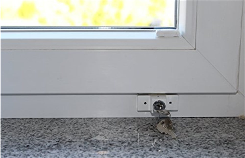 PENCERE EMNİYET KİLİDİ ANAHARLI  BEYAZ