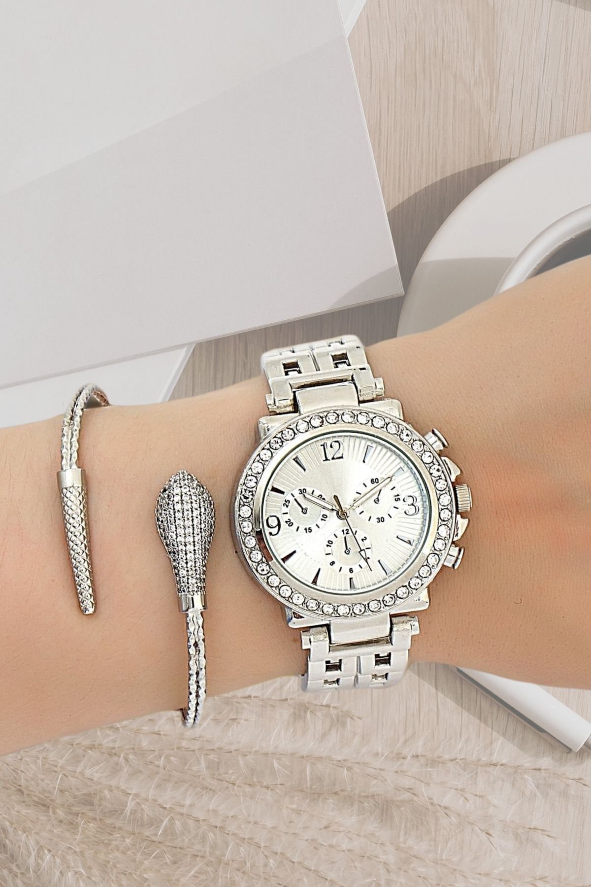 Dekoratif Kadran Taşlı Tasarım Metal Kordon Gümüş Kadın Kol Saati