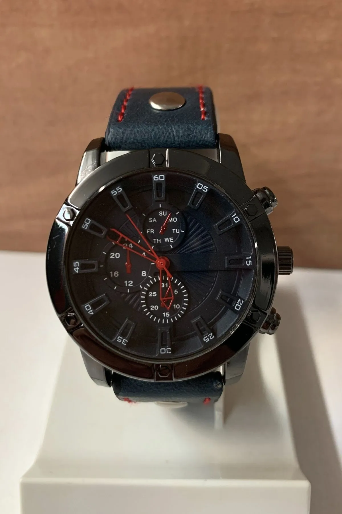 Kırmızı Detaylı Erkek Spor Saat - Derin Kadranlı Şık Tasarım