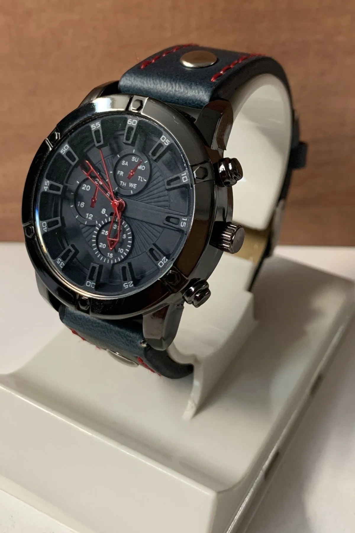 Kırmızı Detaylı Erkek Spor Saat - Derin Kadranlı Şık Tasarım