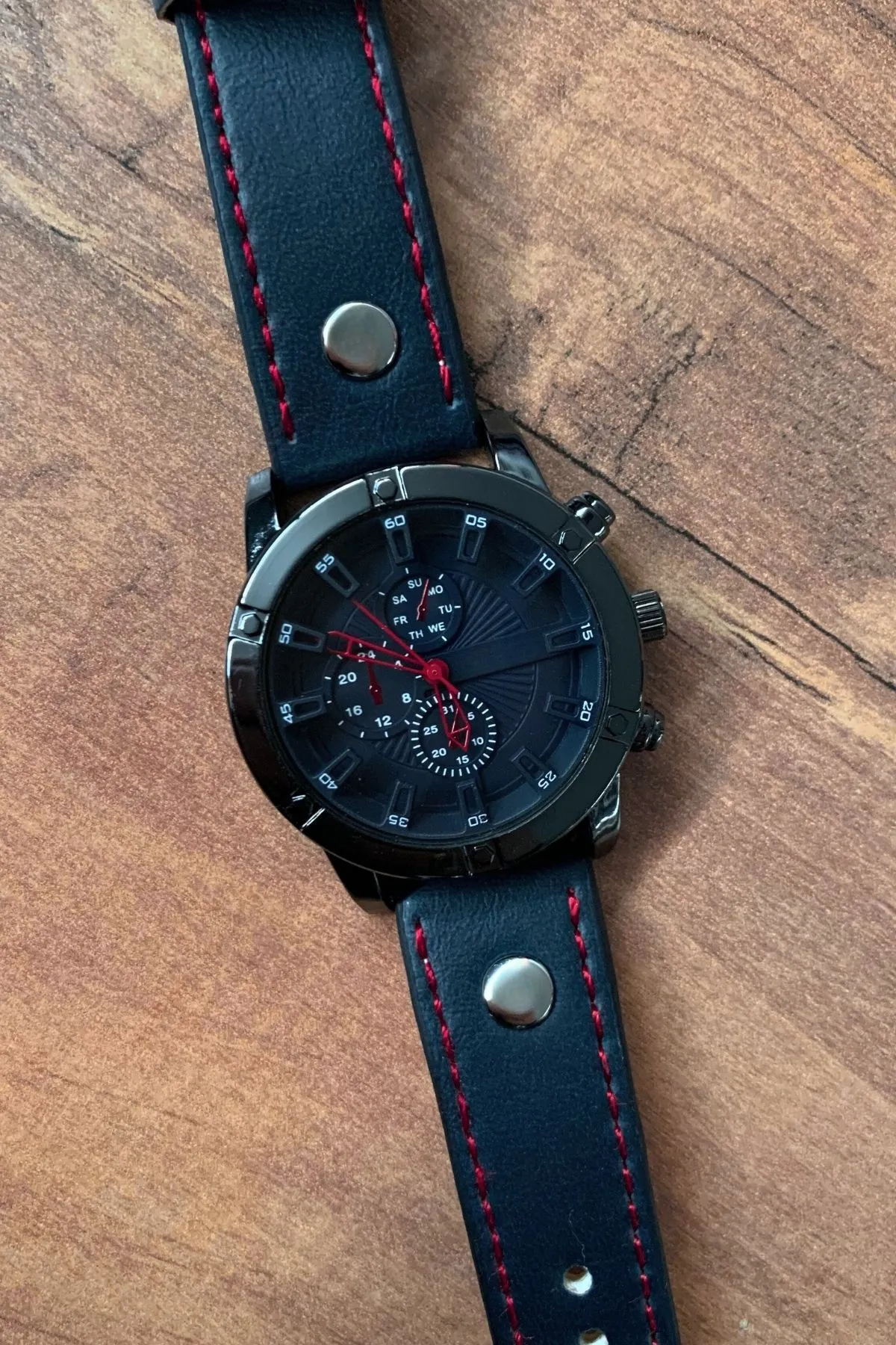 Kırmızı Detaylı Erkek Spor Saat - Derin Kadranlı Şık Tasarım