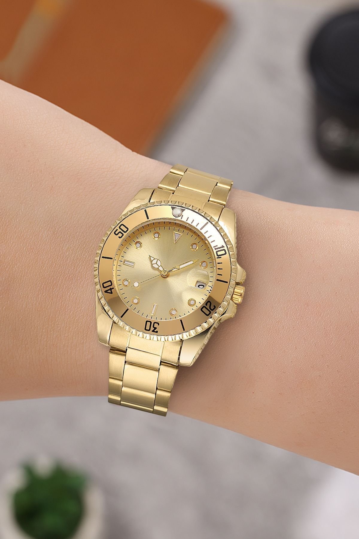 Takvim Göstergeli Zamansız Tasarım Metal Kadın Kol Saati