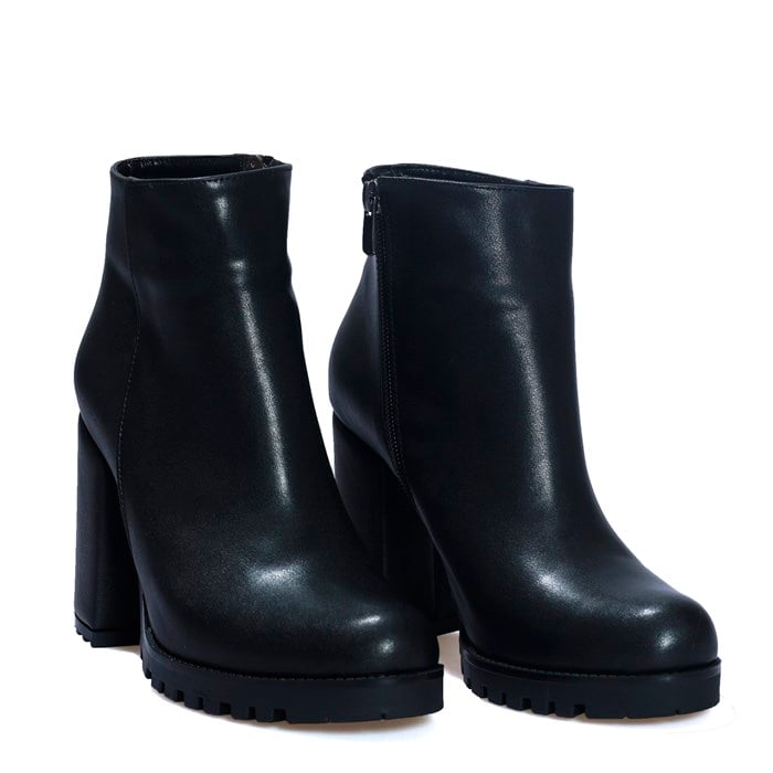 Yüksek Topuklu Siyah Kadın Bot