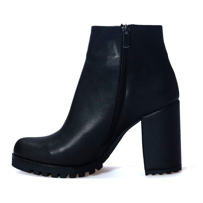 Yüksek Topuklu Siyah Kadın Bot