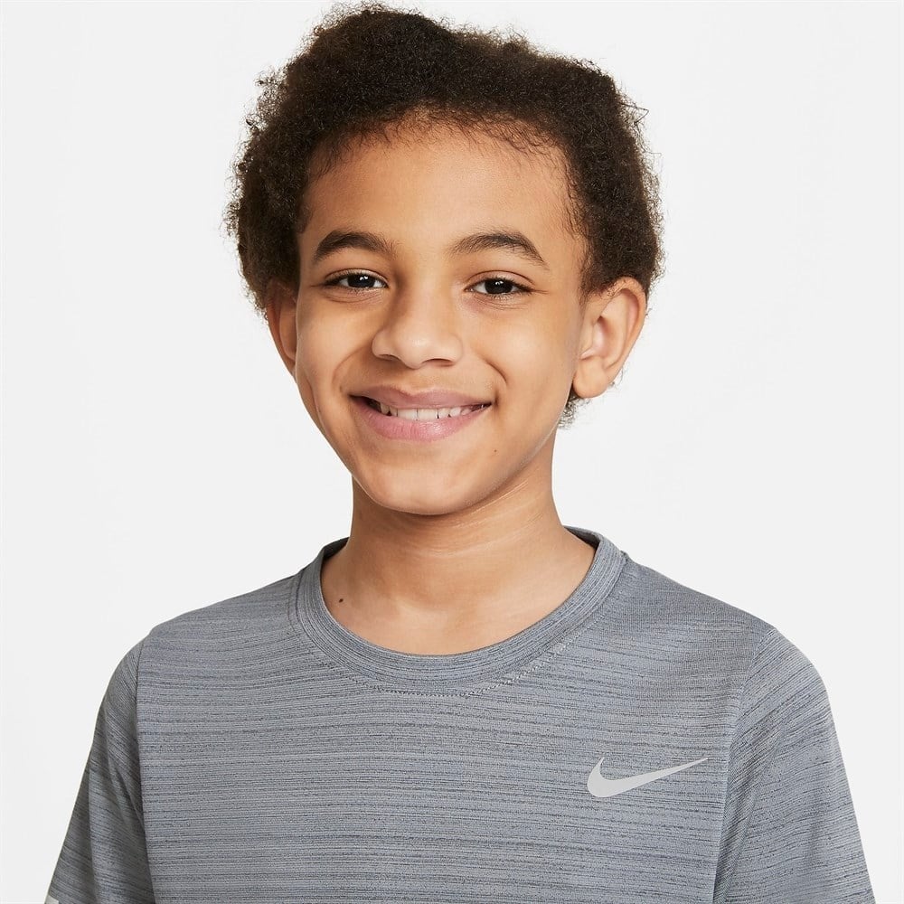 NIKE  DD3055-084 Dri FIT Miler Erkek Çocuk Gri Tişört