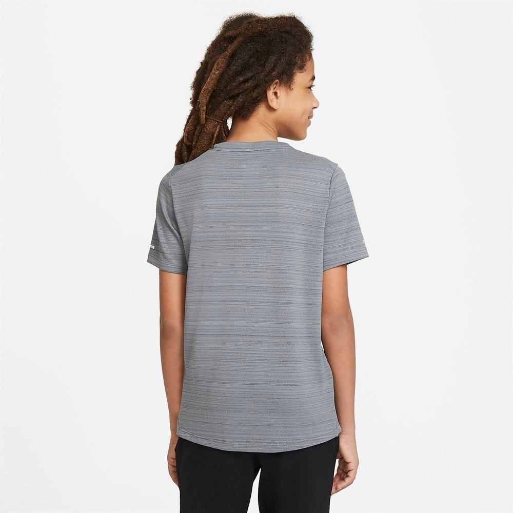 NIKE  DD3055-084 Dri FIT Miler Erkek Çocuk Gri Tişört
