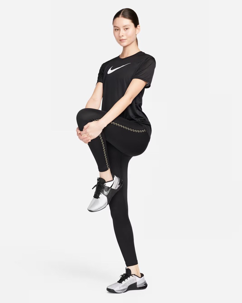 Nike FQ4975-011 Dri-FIT Baskılı Kadın Tişört - Siyah
