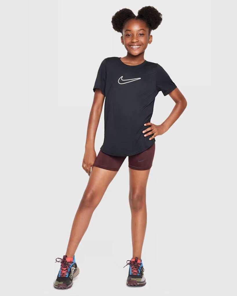 Nike FZ5600-010 One Fitted Dri-FIT Kısa Kollu Genç Çocuk (Kız) Tişört - Siyah
