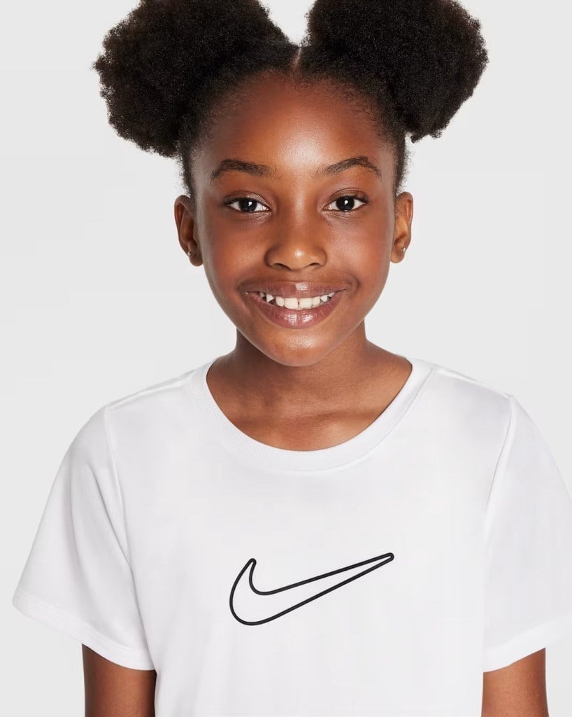Nike FZ5600-100 One Fitted Dri-FIT Kısa Kollu Genç Çocuk (Kız) Tişört - Beyaz