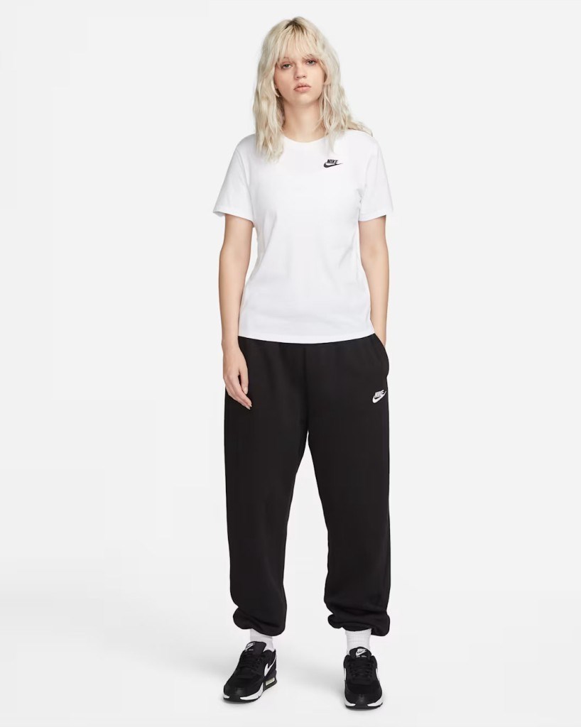 Nike Sportswear Club Essentials DX7902-100 Kadın Tişörtü - Beyaz