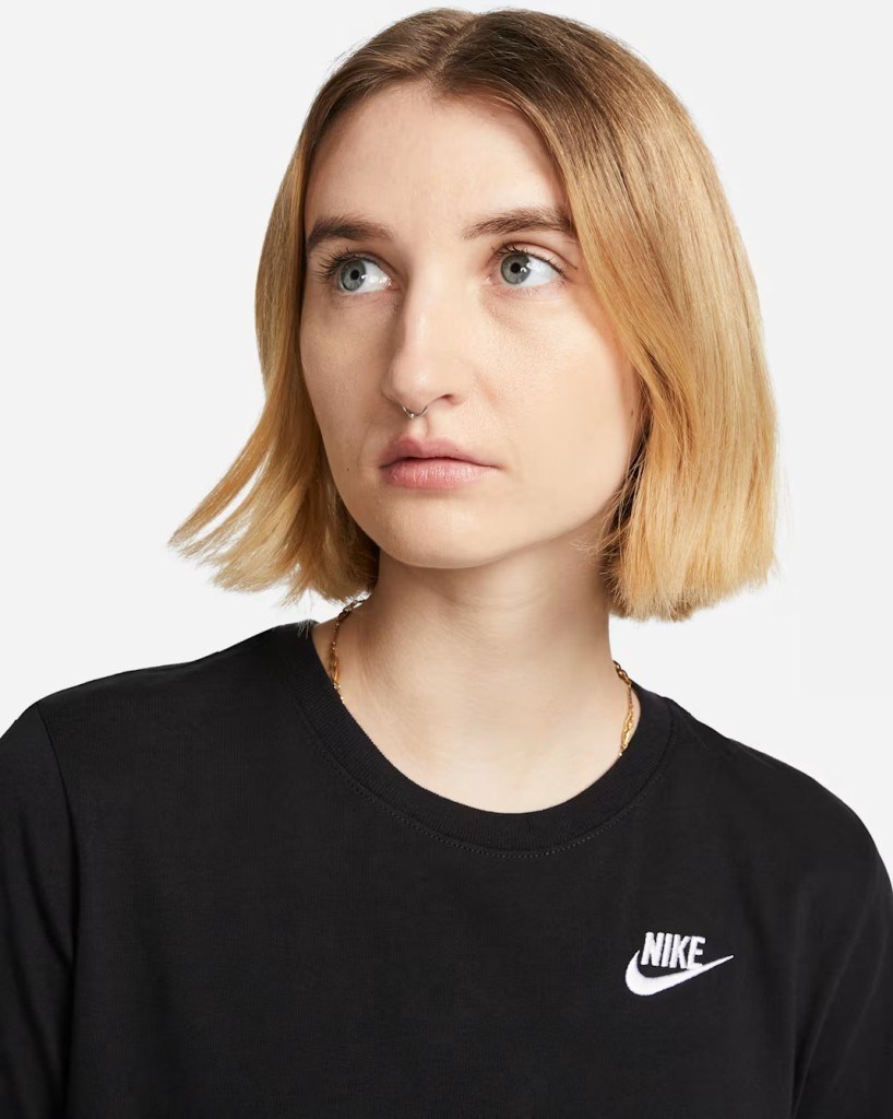 Nike Sportswear Club Essentials DX7902-010 Kadın Tişörtü - Siyah