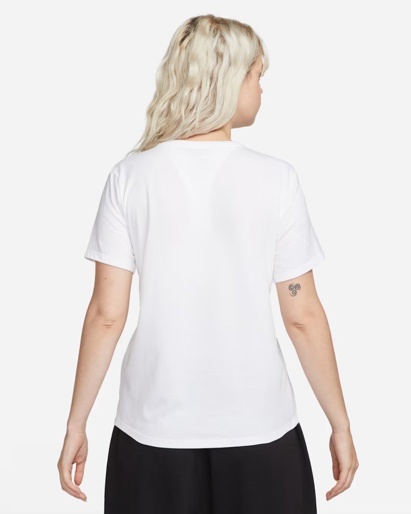 Nike Sportswear Club Essentials DX7902-100 Kadın Tişörtü - Beyaz