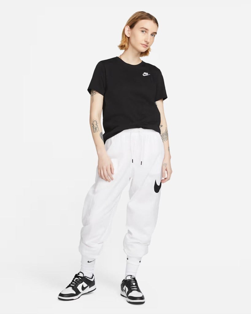 Nike Sportswear Club Essentials DX7902-010 Kadın Tişörtü - Siyah