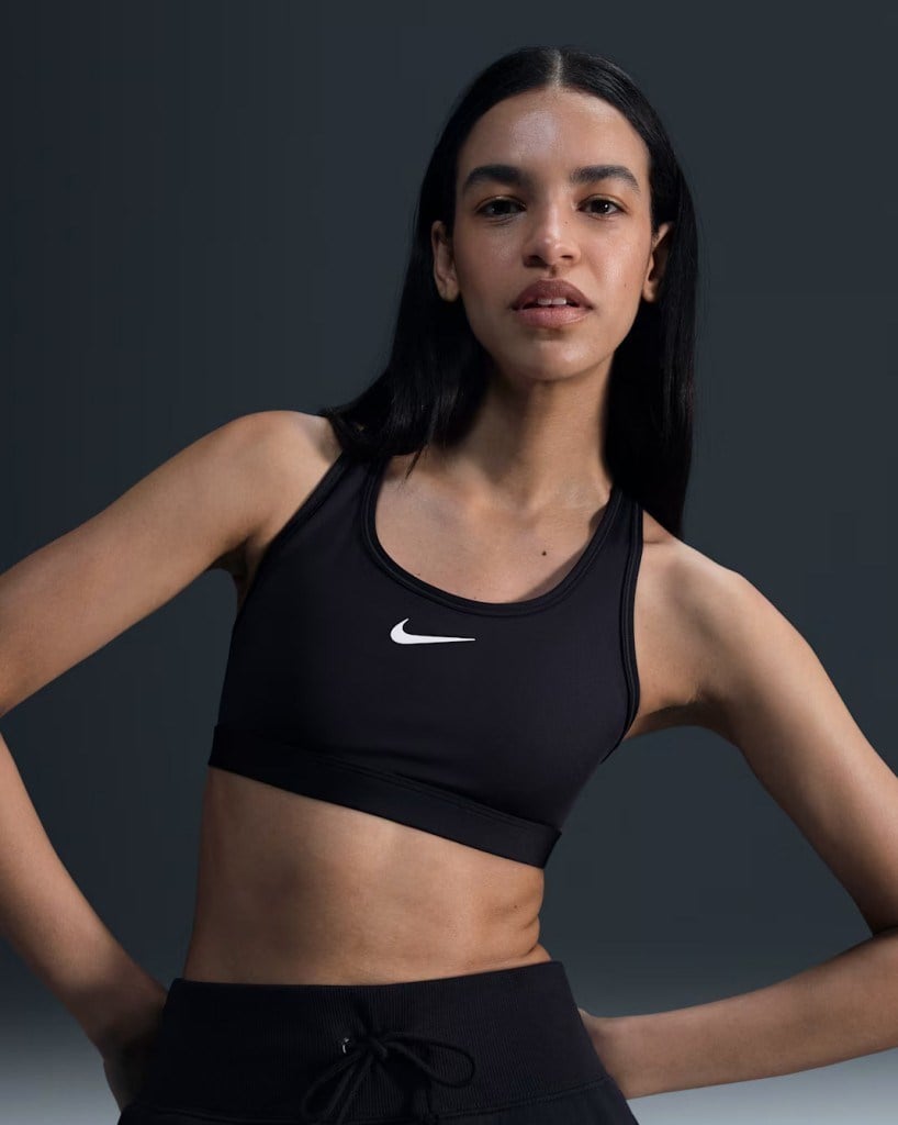 Nike Swoosh DX6821-010 Orta Destekli Pedli Kadın Spor Sütyeni - Siyah