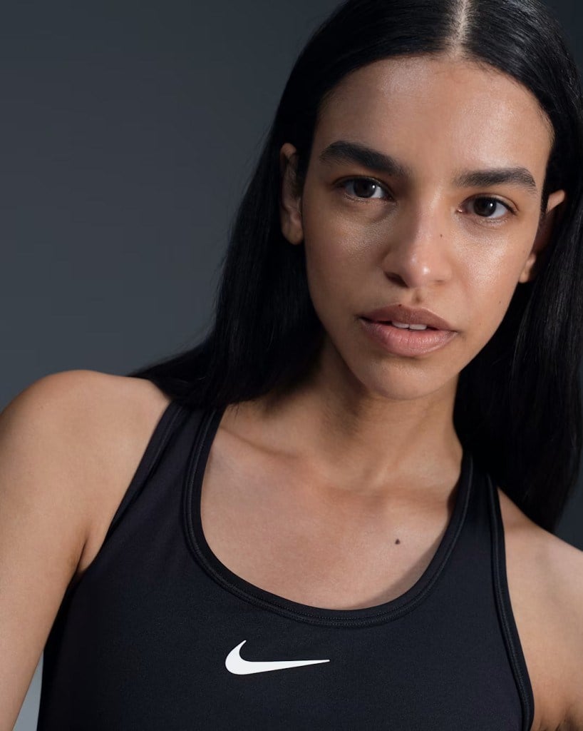Nike Swoosh DX6821-010 Orta Destekli Pedli Kadın Spor Sütyeni - Siyah