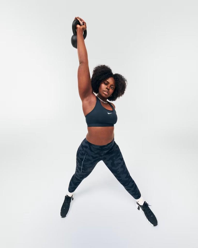 Nike Swoosh DX6821-010 Orta Destekli Pedli Kadın Spor Sütyeni - Siyah