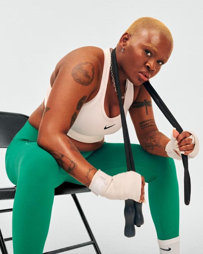 Nike Swoosh DX6821-100 Orta Destekli Pedli Kadın Spor Sütyeni - Beyaz