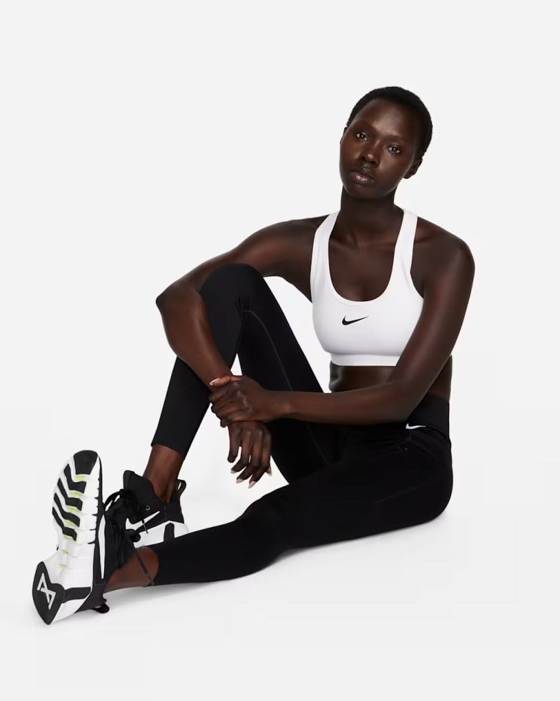 Nike Swoosh DX6821-100 Orta Destekli Pedli Kadın Spor Sütyeni - Beyaz