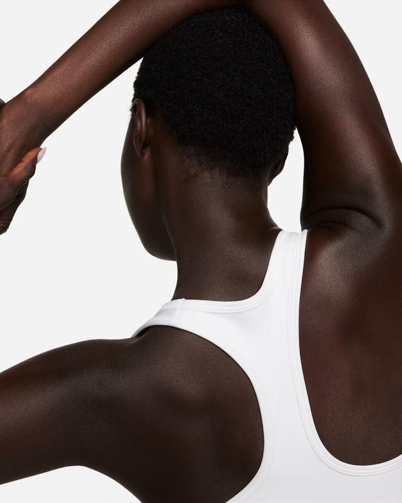 Nike Swoosh DX6821-100 Orta Destekli Pedli Kadın Spor Sütyeni - Beyaz