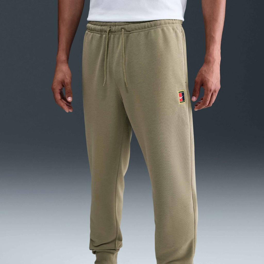 NikeCourt HM6766-276 Heritage Dri-FIT Fleece Erkek Tenis Jogger'ı - Zeytin Yeşili 
