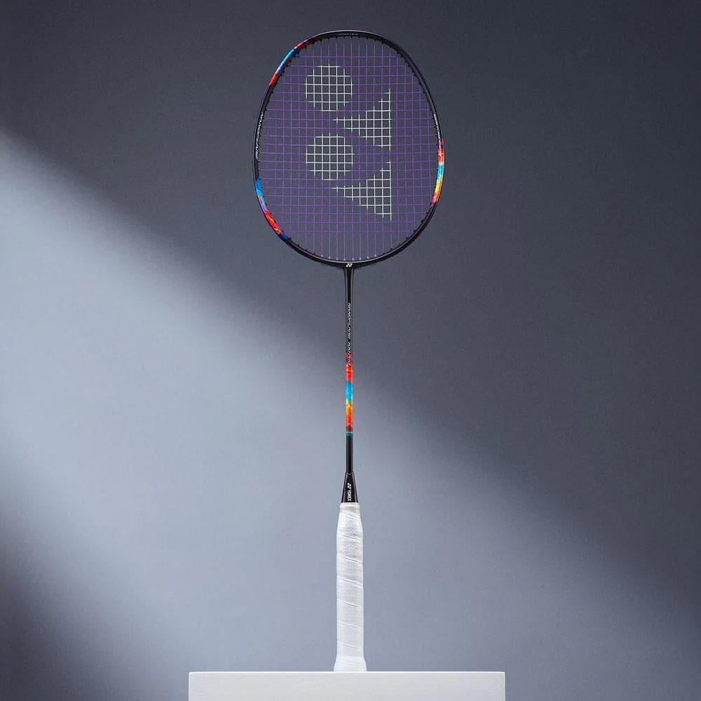 Yonex Nanoflare 700 Play (Kordajlı) 4U (Ort. 83g) G5 Badminton Raketi - Gece Moru