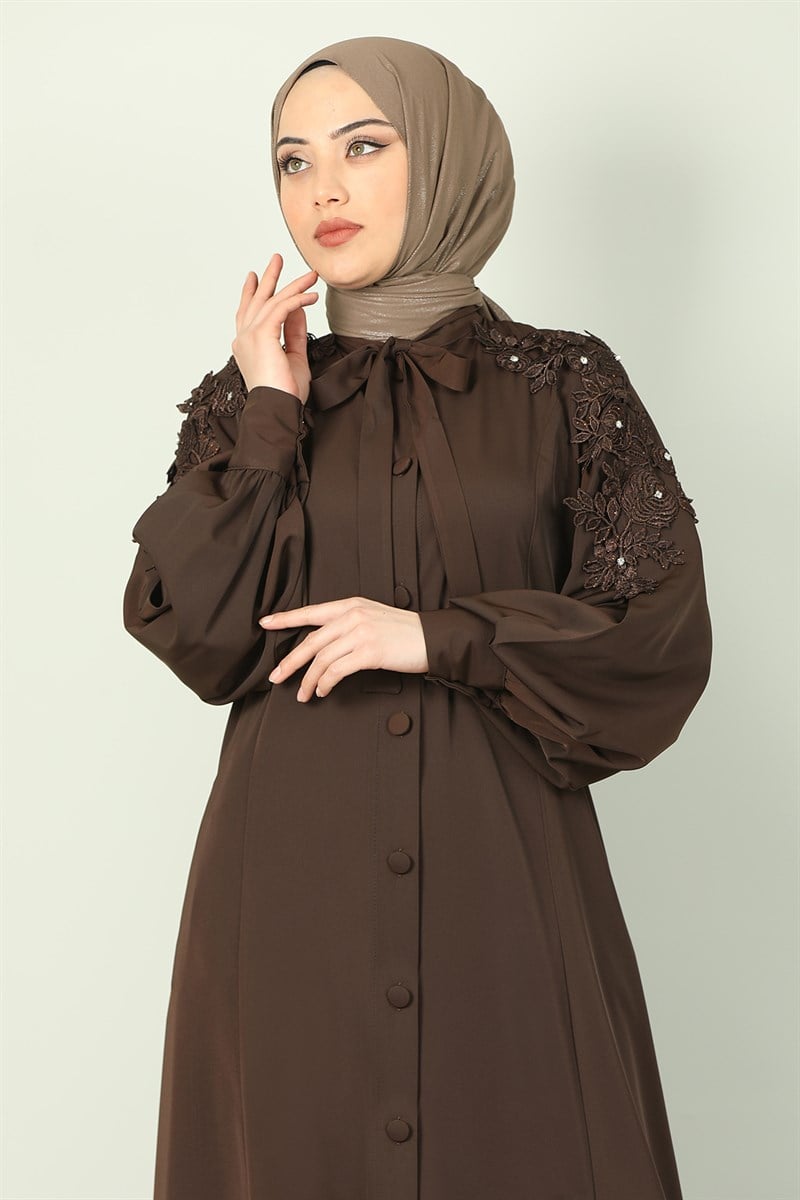 1803 Kolu Dantel Detaylı Önü Düğmeli Ferace Koyu Kahve