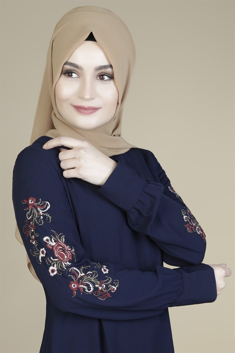Kolları Nakışlı Lacivert Takım