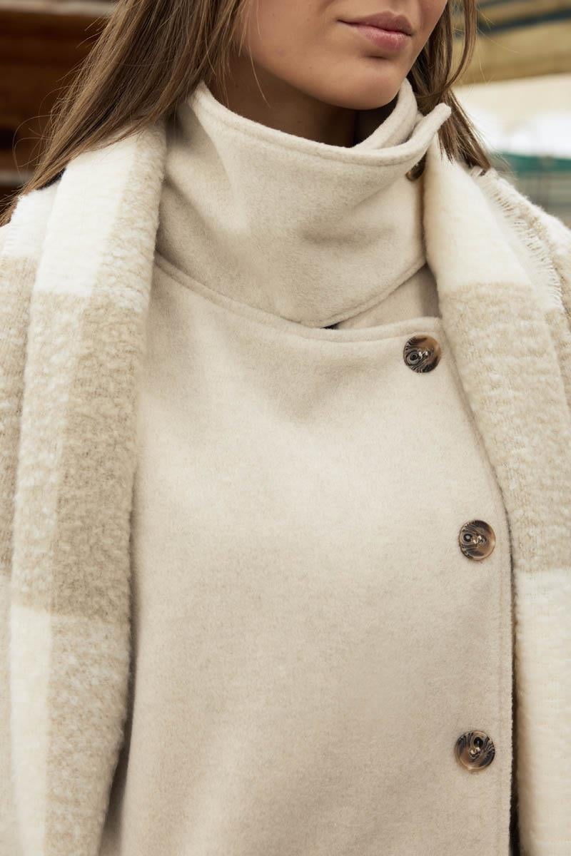 Dik Yaka Yünlü Kaban Taş