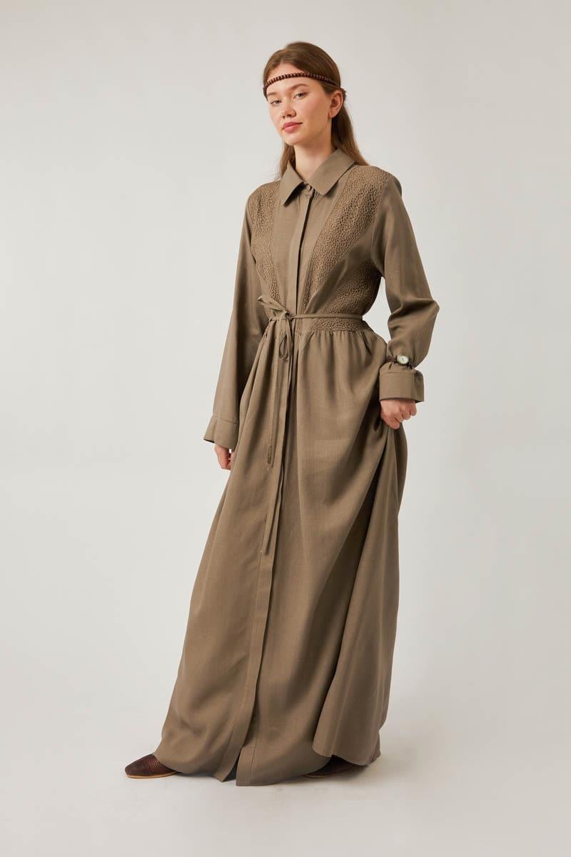 Gizli Düğmeli Dantelli Elbise Vizon