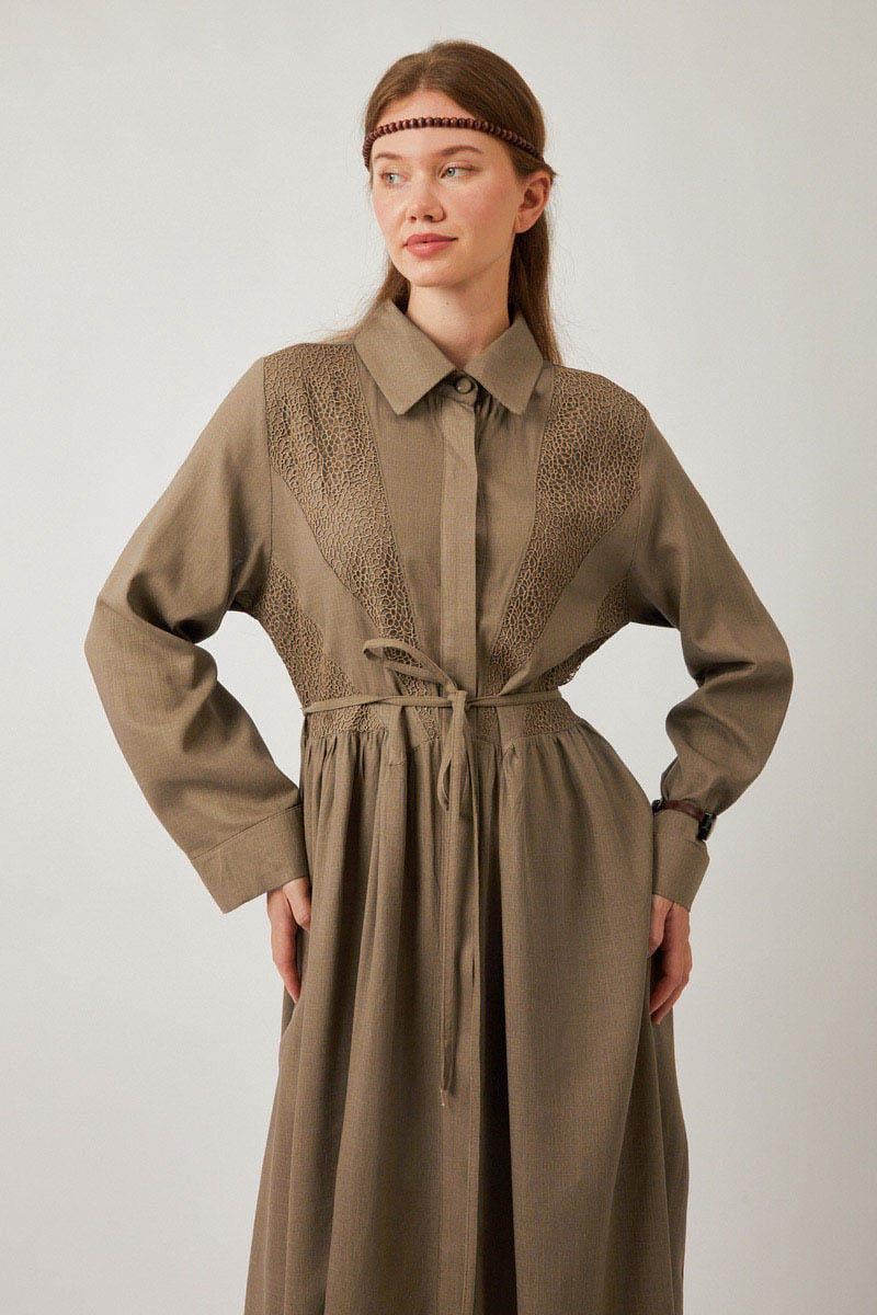 Gizli Düğmeli Dantelli Elbise Vizon