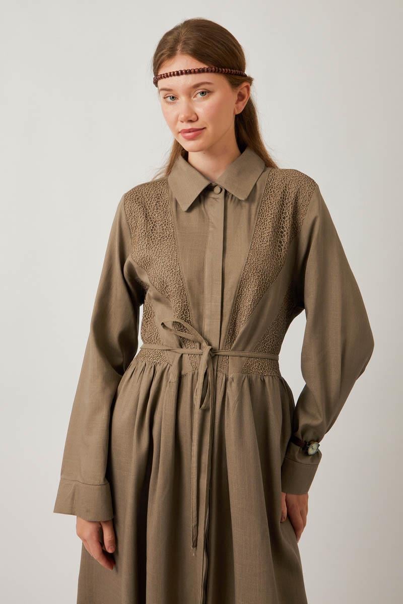 Gizli Düğmeli Dantelli Elbise Vizon