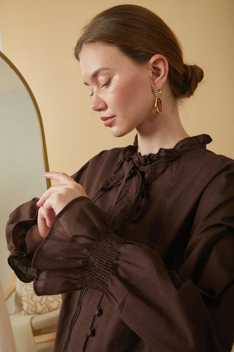 Yakası Bağcıklı Nervürlü Gömlek Kahverengi